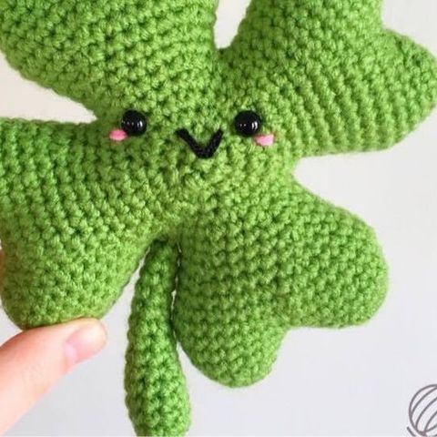 Chaveiro de amigurumi: trevo